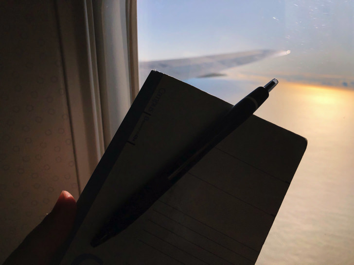 飛行機と空とノート