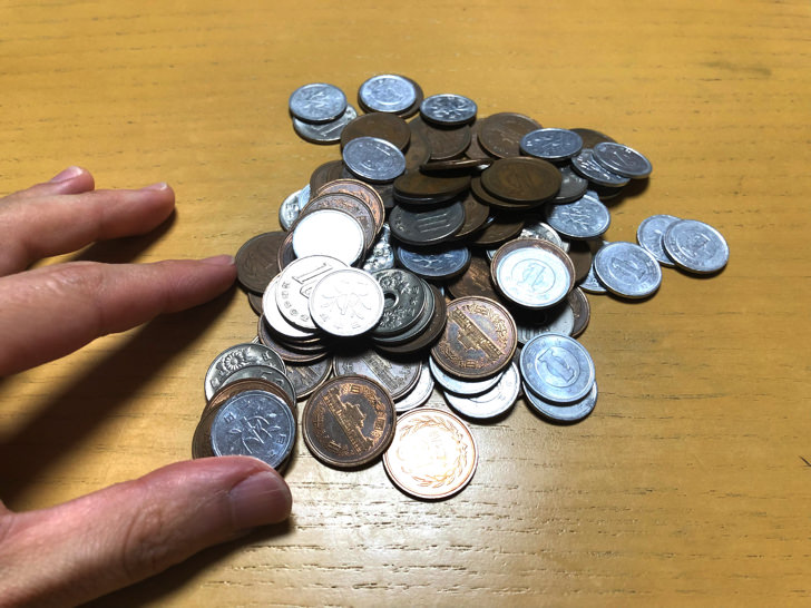 テーブルに並べた大量の硬貨