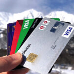 雪山と5枚のクレジットカード