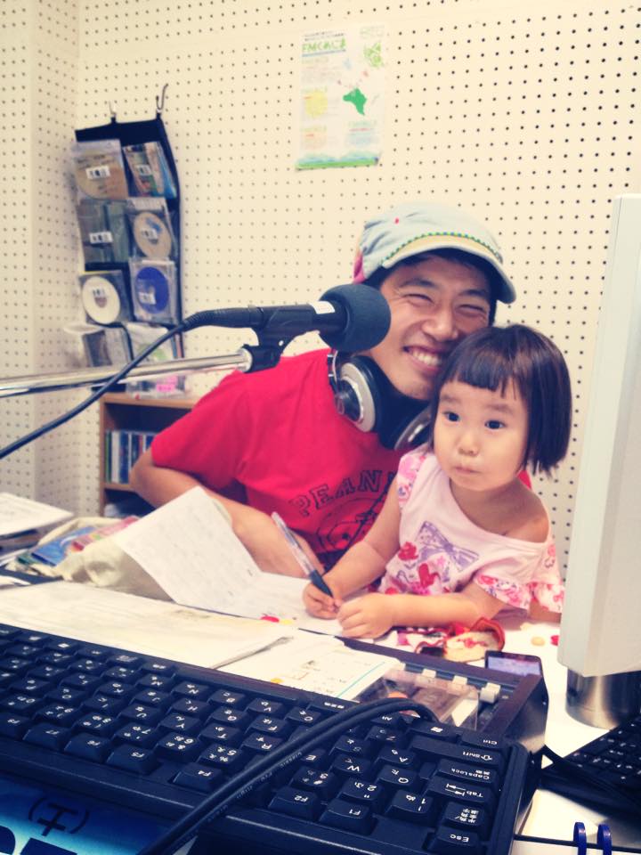 ラジオ放送する父親と娘